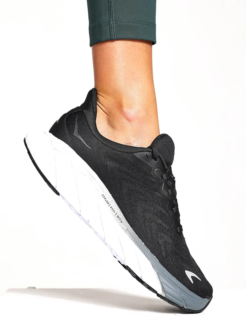 HOKA Arahi 6 - Black/White