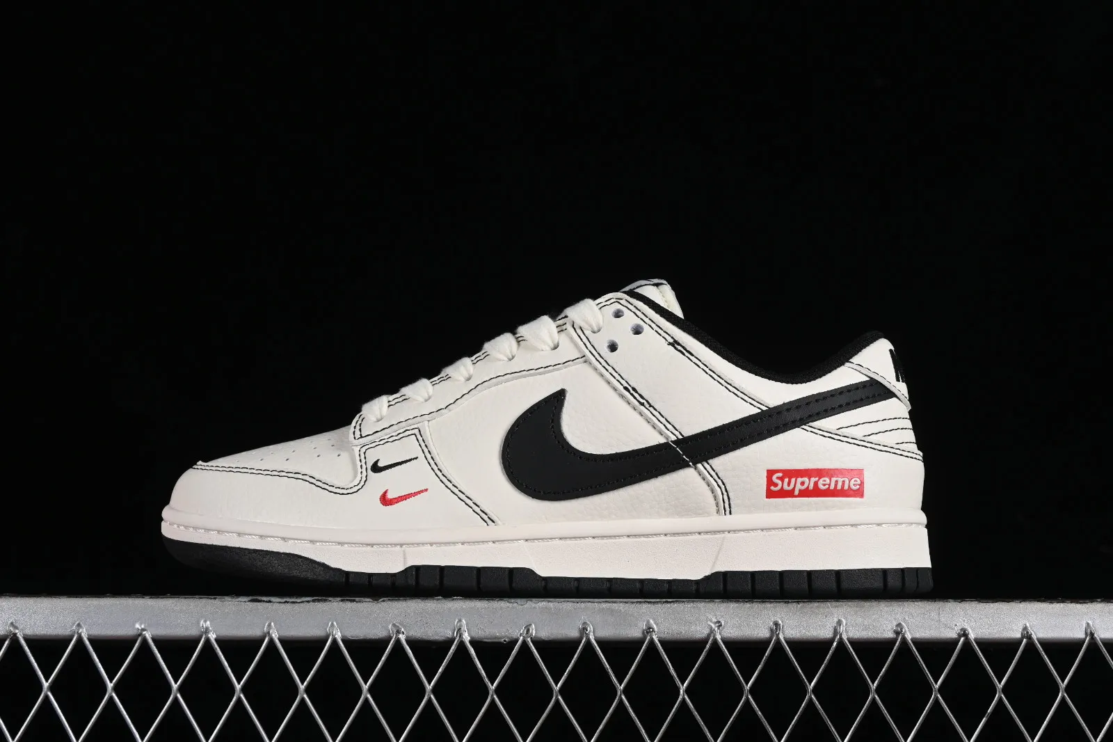 Supreme x Nike SB Dunk Low Off White Black Red XX2025-316