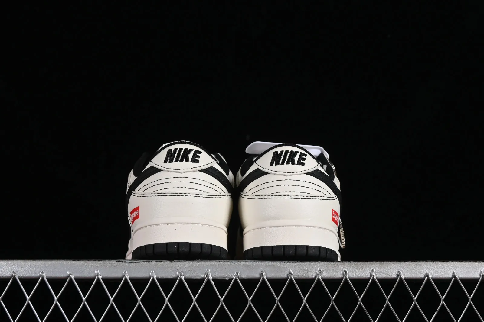 Supreme x Nike SB Dunk Low Off White Black Red XX2025-316